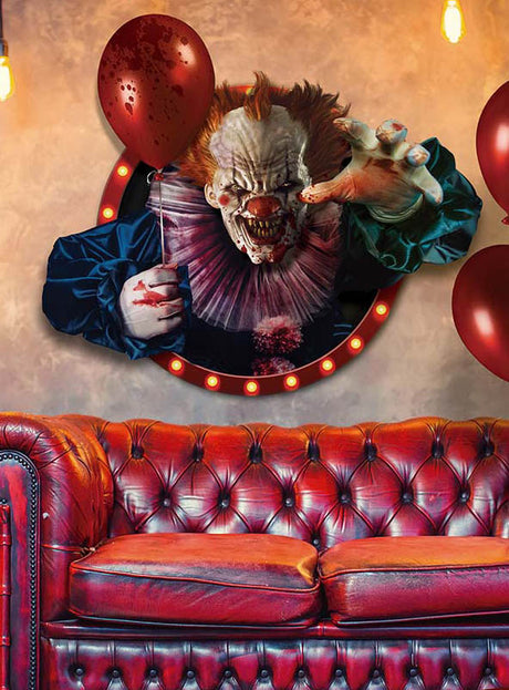 Ein bedrohlicher Clown taucht aus einem runden Rahmen an der Wand über einem roten Ledersofa auf, umgeben von roten Luftballons – dieses „Großes Wandbild 70 x 80 cm Halloween-Deko“ ist eine unvergessliche und gruselige selbstklebende Wandtapete, perfekt für alle, die nach einer wirklich furchterregenden Halloween-Dekoration für ihre Räumlichkeiten suchen.