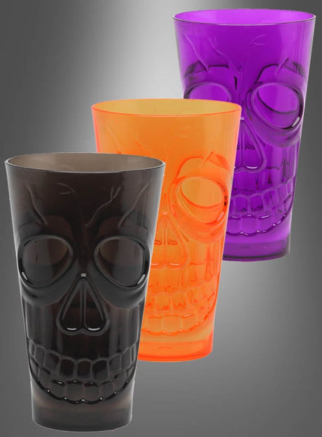 Drei durchscheinende Halloween-Trinkgläser mit Totenkopf – erhältlich in Schwarz, Orange und Lila – sind jeweils mit einem auffälligen Totenkopf-Motiv verziert und vor einem grauen Hintergrund mit Farbverlauf angeordnet. Diese einzigartigen Gläser verleihen Ihrer Halloween-Partydekoration einen gruseligen Akzent und sind das perfekte Herzstück für festliche Zusammenkünfte.