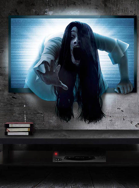 Ein eindringlicher Filmmoment wird lebendig: Eine geisterhafte Frau mit langen schwarzen Haaren taucht aus dem Fernseher auf, streckt mit offenem Mund und ausgestreckter Hand die Hand nach vorne – die perfekte Inspiration für deinen Halloween-Look. Stellen Sie diese gruselige Szene in Ihren eigenen vier Wänden nach – mit dem „Großen Wandbild 70x80 cm Halloween-Deko – selbstklebende Wandbilder“, das jeder Wand Gänsehaut und eine fesselnde Horroratmosphäre verleiht.
