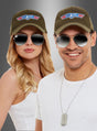 Zwei Personen mit Pilotenbrillen und „Top Gun“-Kappen aus dem „Top Gun“-Set mit Kappe, Brille und Abzeichen standen nebeneinander vor einem Hintergrund mit Farbverlauf und präsentierten so perfekt die ultimative Kampfpiloten-Verkleidung. Die Person auf der rechten Seite rundet ihren Look mit einem strahlend weißen Hemd und der im Set enthaltenen Dog-Tag-Halskette ab.