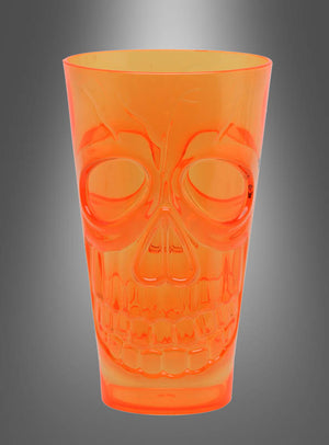 Das Halloween-Trinkglas mit Totenkopf ist ein orangefarbenes, durchscheinendes Kunststoffglas mit einem erhabenen Totenkopf-Motiv auf der Vorderseite, das vor einem grau abgestuften Hintergrund präsentiert wird – ideal als auffällige Halloween-Partydekoration oder für Ihre nächste gruselige Feier.