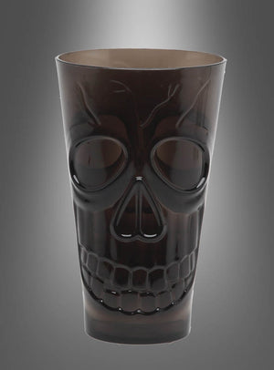 Ein dunkler, durchscheinender Plastikbecher mit der Bezeichnung „Halloween-Trinkglas mit Totenkopf“ und einem Totenkopf-Motiv ist vor einem grau verlaufenden Hintergrund abgebildet. Dieses einzigartige Glas ist die perfekte Ergänzung für Ihre Halloween-Partydekoration.