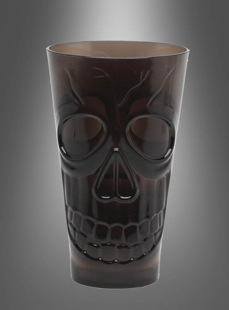 Ein dunkler, durchscheinender Plastikbecher mit der Bezeichnung „Halloween-Trinkglas mit Totenkopf“ und einem Totenkopf-Motiv ist vor einem grau verlaufenden Hintergrund abgebildet. Dieses einzigartige Glas ist die perfekte Ergänzung für Ihre Halloween-Partydekoration.