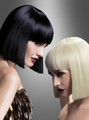 Zwei Frauen mit kurzen, glatten Bob-Frisuren – die eine trägt die „Lola Perücke Deluxe Pagenschnitt Bobfrisur“ in Schwarz, die andere in Platinblond – posieren dicht beieinander vor einem grau verlaufenden Hintergrund.