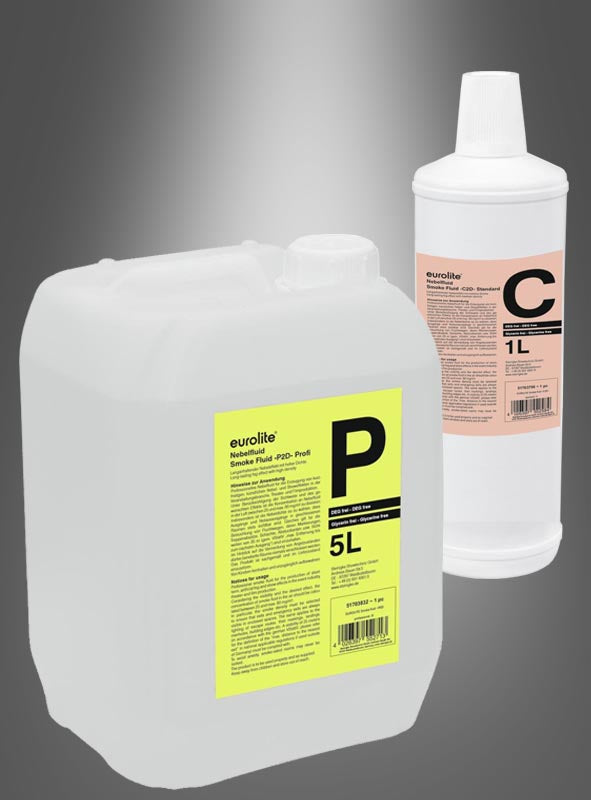 Zwei Behälter mit „Eurolite Nebelfluid für Nebelmaschinen“ – ein 5-Liter-Kanister mit der Kennzeichnung „P“ und eine 1-Liter-Flasche mit der Kennzeichnung „C“, jeweils mit ausführlichen Produktetiketten – sind vor einem grauen Hintergrund mit Farbverlauf abgebildet.
