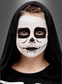 Ein Kind mit schwarzer Kapuze und Skelettkostüm, dessen Gesicht mit auffälliger weiß-schwarzer Totenkopf-Gesichtsbemalung geschminkt ist – die mit „Skelett Aqua Make-Up für Kinder“ für einen auffälligen Halloween-Look aufgetragen wurde –, blickt direkt in die Kamera.