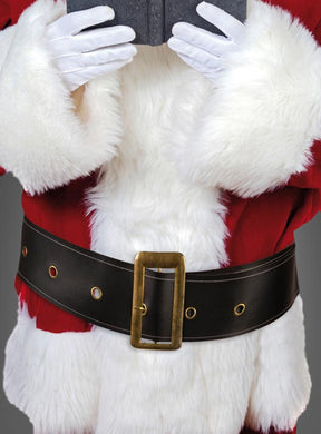 Eine Person in einem Nikolauskostüm hält ein aufgeschlagenes Buch vor das Gesicht, trägt weiße Handschuhe und hat den „schwarzen, breiten Gürtel mit Metallschnalle“ um die Taille.