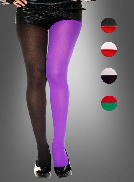 Eine Person trägt glänzende schwarze Shorts, schwarze High Heels und zweifarbige Strumpfhosen in Größe XXL – ein Bein ist schwarz, das andere lila. Auf der rechten Seite sind vier kleine runde Farbmuster zu sehen.