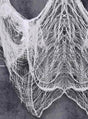Ein riesiges Dekotuch aus Stoff im Format 2 x 5 Meter, das an klassische weiße Gaze erinnert, ist vor einem grauen, strukturierten Hintergrund drapiert, wobei locker gewebte Fäden in schichtartigen, netzartigen Mustern herabhängen.