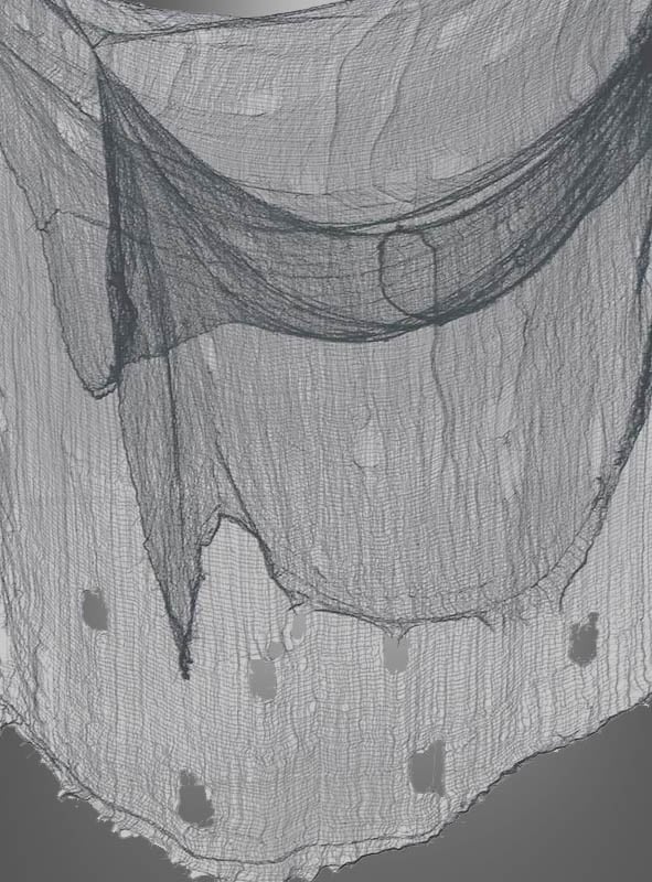 Ein transparenter, locker gewebter Stoff – „Riesiges Dekotuch 2x5 Meter“ – mit drapierten Abschnitten und mehreren kleinen Löchern entlang der Unterkante, der an ein klassisches Mulltuch oder ein Halloween-Dekotuch erinnert, vor einem einfarbigen Hintergrund.