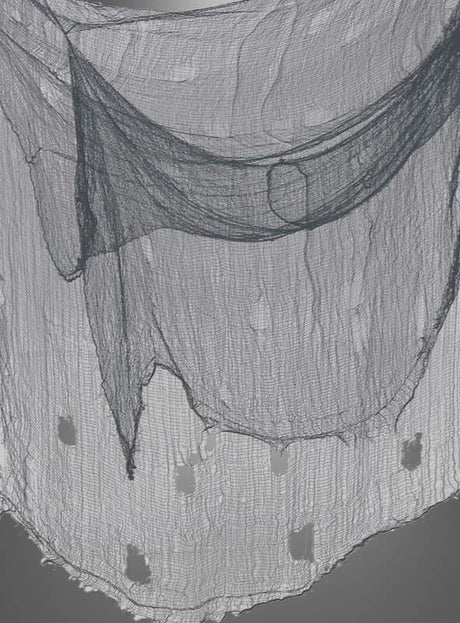 Ein transparenter, locker gewebter Stoff – „Riesiges Dekotuch 2x5 Meter“ – mit drapierten Abschnitten und mehreren kleinen Löchern entlang der Unterkante, der an ein klassisches Mulltuch oder ein Halloween-Dekotuch erinnert, vor einem einfarbigen Hintergrund.
