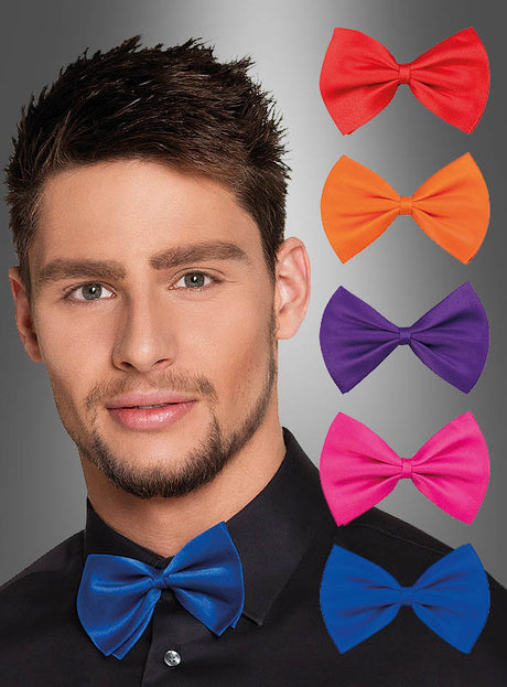 Ein Mann trägt eine blaue Herrenfliege in verschiedenen Farben zu einem schwarzen Hemd, während rechts auf einem Hintergrund mit Farbverlauf fünf weitere farbige Herrenfliegen in Rot, Orange, Lila, Pink und Violett zu sehen sind – damit sind diese Karnevalsaccessoires die perfekte Wahl für jeden festlichen Anlass.