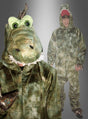 Zwei Personen tragen grüne Dinosaurier-Kostüme für Erwachsene; eine zeigt das komplette Outfit, während die andere den Fokus auf die detailreichen Kopf- und Gesichtsmerkmale des Kostüms legt – beide posieren vor einem schlichten grauen Hintergrund.
