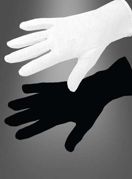 Eine Hand in weißen Handschuhen, begleitet von ihrem schwarzen Schatten auf grauem Hintergrund, unterstreicht den zeitlosen Charme von „Kurze Handschuhe weiß und schwarz“ – ein unverzichtbares Accessoire für Karnevalskostüme.