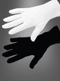 Eine Hand in weißen Handschuhen, begleitet von ihrem schwarzen Schatten auf grauem Hintergrund, unterstreicht den zeitlosen Charme von „Kurze Handschuhe weiß und schwarz“ – ein unverzichtbares Accessoire für Karnevalskostüme.