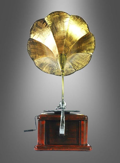 Das Nostalgie-Deko-Grammophon aus den 20er Jahren mit großem Messingtrichter und Holzsockel ist vor einem schlichten grauen Hintergrund zu sehen.