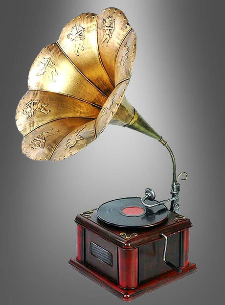 Wir präsentieren das „Nostalgie Deko Grammophon 20er Jahre“ – ein Vintage-Grammophon mit einem großen Messingtrichter und einem Holzsockel, auf dem eine schwarze Schallplatte vor einem grauen Farbverlauf als Hintergrund abgespielt wird.