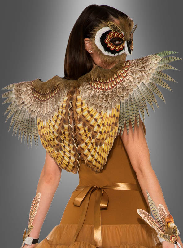 Eine von hinten fotografierte Person trägt die „Eulenflügel mit Maske für Vogelkostüm“ – große, realistisch gestaltete Eulenflügel und eine dazu passende Eulenmaske, die am Hinterkopf befestigt ist – dazu ein braunes Outfit.