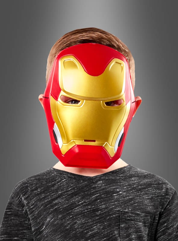 Ein Kind, das die „Iron Man“-Halbmaske für Kinder und ein dunkles, meliertes Shirt trägt, steht vor einem einfarbigen grauen Hintergrund.