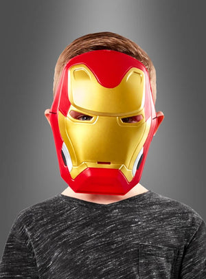 Ein Kind, das die „Iron Man“-Halbmaske für Kinder und ein dunkles, meliertes Shirt trägt, steht vor einem einfarbigen grauen Hintergrund.