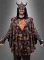 Eine Person trägt den „Drachen Poncho Erwachsene“ – einen Unisex-Poncho mit Kapuze, die mit Hörnern und einem roten Wappen verziert ist – und steht vor einem grauen Hintergrund mit Farbverlauf.