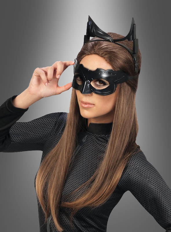 Eine Person, die das Catwoman-Set trägt – bestehend aus einem schwarzen Catsuit, einer schwarzen Maske und einem Stirnband mit Katzenohren –, posiert vor einem grauen Hintergrund mit Farbverlauf.
