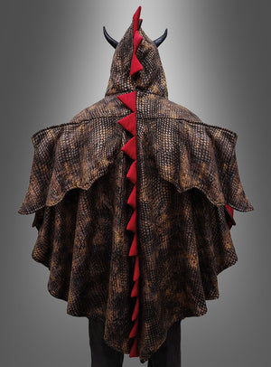 Eine Person ist von hinten zu sehen. Sie trägt einen braunen, strukturierten „Drachen Poncho Erwachsene“ mit roten, dreieckigen Stacheln und schwarzen Hörnern, die an einen Drachen erinnern, vor einem grauen Hintergrund mit Farbverlauf – damit ist er das perfekte Unisex-Karnevalskostüm.