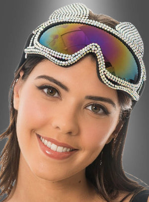 Eine Frau lächelt, während sie die „2. Wahl – Ski-Brille Katze Hüttenparty“ trägt – eine große Skibrille, die mit funkelnden Strasssteinen verziert ist und über reflektierende Regenbogengläser verfügt, vor einem neutralen grauen Hintergrund.