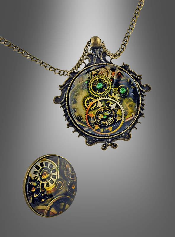 Das Set „Steampunk-Medaillon mit Kette und Ring“ umfasst eine Halskette mit Anhänger und einen dazu passenden runden Ring, die beide mit Uhrenzahnrädern und grünen Akzenten auf metallischen Fassungen und der Kette verziert sind und vor einem grauen Hintergrund mit Farbverlauf präsentiert werden.