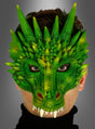 Eine Person, die die „Drachenmaske für Erwachsene“ trägt – eine detailreiche grüne Drachenmaske mit Schuppen, Stacheln und Hörnern, die das gesamte Gesicht bis auf die Augen und den Mund bedeckt –, vor einem schlichten grauen Hintergrund mit Farbverlauf.
