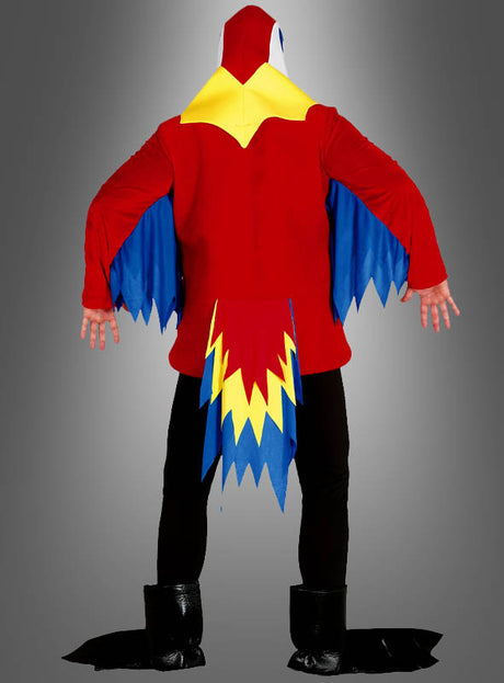 Eine Person, die das „Papagei-Bunter-Vogel“-Kostüm trägt – mit gelben, blauen und roten Flügeln, einer schwarzen Hose und schwarzen Überschuhen –, steht mit dem Rücken zur Kamera vor einem grauen Hintergrund.