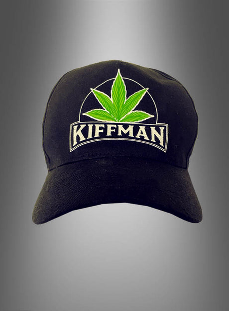 Die Kiffman Cannabis-Mütze ist eine schwarze Kappe mit einem grünen Cannabisblatt und dem aufgestickten Schriftzug „KIFFMAN“ auf der Vorderseite – das perfekte Accessoire für dein nächstes Festival-Outfit oder als stylische Baseballkappe, die sich vor einem grauen Hintergrund mit Farbverlauf besonders gut zur Geltung bringt.