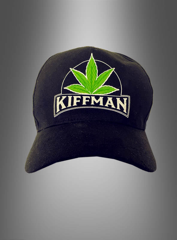 Die Kiffman Cannabis-Mütze ist eine schwarze Kappe mit einem grünen Cannabisblatt und dem aufgestickten Schriftzug „KIFFMAN“ auf der Vorderseite – das perfekte Accessoire für dein nächstes Festival-Outfit oder als stylische Baseballkappe, die sich vor einem grauen Hintergrund mit Farbverlauf besonders gut zur Geltung bringt.