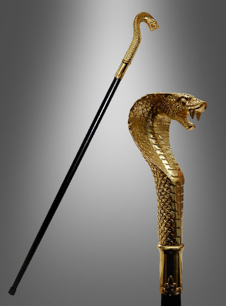 Ein Deluxe-Spazierstock „Cobra Schlange Pharao Gold“ (94 cm) ist aufrecht abgebildet und besticht durch ein auffälliges schwarzes Design mit einem goldenen, kobraförmigen Griff. Eine Nahaufnahme verdeutlicht die filigranen Details der Schuppen und des geöffneten Mauls der Kobra. Dieser beeindruckende Spazierstock ist ein ideales Kostümzubehör und setzt bei jedem Outfit einen markanten Akzent.