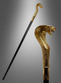Ein Deluxe-Spazierstock „Cobra Schlange Pharao Gold“ (94 cm) ist aufrecht abgebildet und besticht durch ein auffälliges schwarzes Design mit einem goldenen, kobraförmigen Griff. Eine Nahaufnahme verdeutlicht die filigranen Details der Schuppen und des geöffneten Mauls der Kobra. Dieser beeindruckende Spazierstock ist ein ideales Kostümzubehör und setzt bei jedem Outfit einen markanten Akzent.