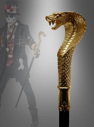 Der Deluxe Cobra Gehstock „Schlange Pharao“ in Gold (94 cm) ist vor einer Person zu sehen, die ein Skelett-Gesichts-Make-up trägt, einen Hut auf dem Kopf hat und ein dunkles Kostüm mit Totenkopf-Accessoires – damit ist er das ideale Kostümzubehör, um einen dramatischen Look zu kreieren.