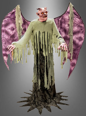 Vor einem schlichten Hintergrund steht eine Person, die als „Gargoyle Figur 210 cm Animatronic Dämon“ verkleidet ist und ein zerfetztes, grünliches Gewand mit violetten, fledermausartigen Flügeln, eine gehörnte Dämonenmaske sowie Krallenhände trägt.