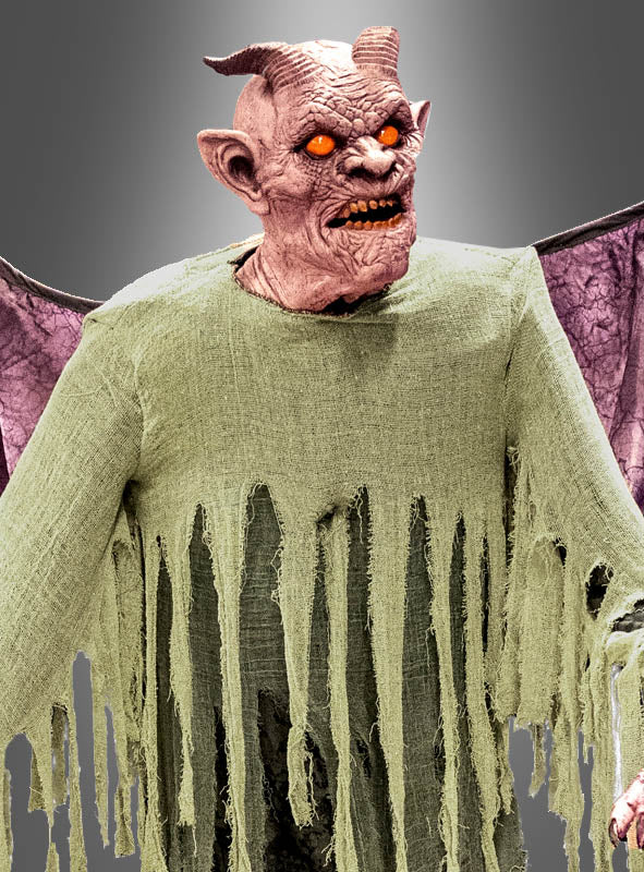 Eine Person, verkleidet als der 210 cm große animatronische Dämon „Gargoyle Figur“, mit einer gehörnten Dämonenmaske mit leuchtenden Augen, einem zerfetzten grünen Kostüm und großen, fledermausartigen Flügeln, steht vor einem schlichten grauen Hintergrund.