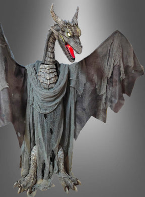 Eine riesige, 187 cm hohe animierte Drachen-Halloween-Dekoration, der „Gigantische Drache“, zeichnet sich durch graue Schuppen, leuchtende Augen und zerfetzte dunkle Flügel aus. Er steht aufrecht da, in ein zerlumptes, mantelartiges Gewand gehüllt, vor einem schlichten Hintergrund mit Farbverlauf.