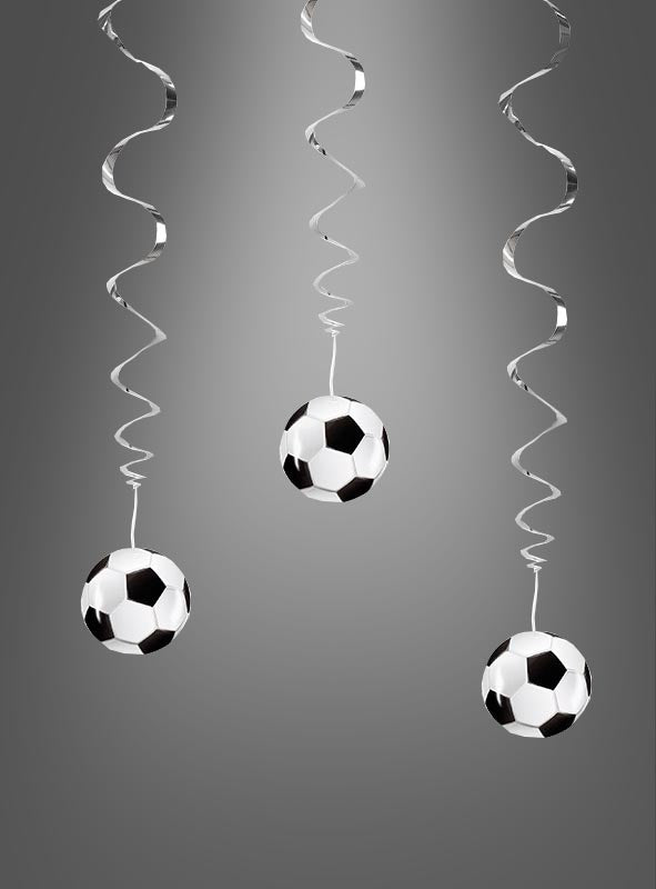 Drei „Deko Spiralen Fußball“-Dekorationen mit schwarz-weißen Fußbällen hängen an silbernen Spiralbändern von der Decke vor einem grauen Hintergrund.