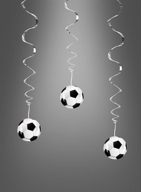Drei „Deko Spiralen Fußball“-Dekorationen mit schwarz-weißen Fußbällen hängen an silbernen Spiralbändern von der Decke vor einem grauen Hintergrund.