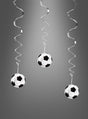 Drei „Deko Spiralen Fußball“-Dekorationen mit schwarz-weißen Fußbällen hängen an silbernen Spiralbändern von der Decke vor einem grauen Hintergrund.