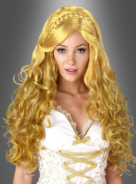 Eine Frau mit langen, lockigen blonden Haaren, die zu einem Zopf geflochten sind, trägt ein weiß-goldenes Kleid und die „Himmlische Langhaarperücke Engel“ und posiert vor einem schlichten grauen Hintergrund.
