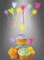 Fünf mit Zuckerguss verzierte Cupcakes mit bunten Streuseln sind mit farbenfrohen „Bunte Partyspieße, Picker 30 Stück“ garniert und umgeben, vor einem grauen Hintergrund mit Farbverlauf.