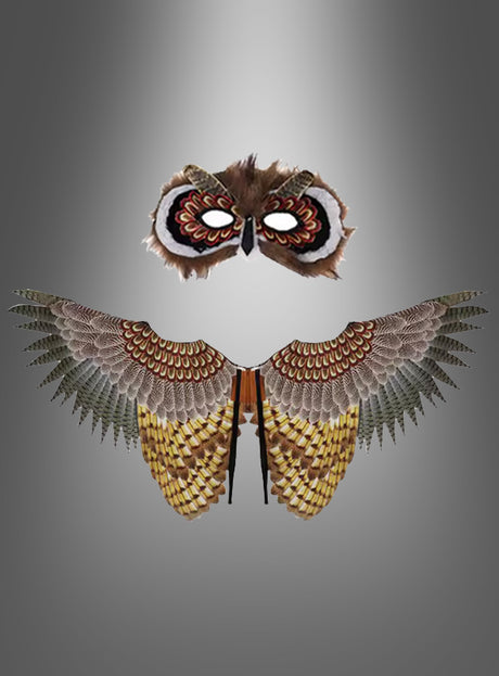 Der „Eulenflügel mit Maske für Vogelkostüm“ wird vor einem grauen Hintergrund mit Farbverlauf präsentiert und ist damit die perfekte Ergänzung für jedes einzigartige Vogelkostüm.