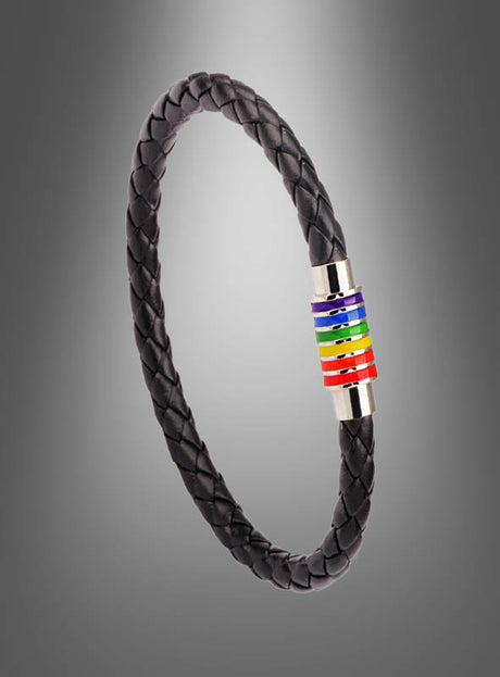 Ein schwarzes, geflochtenes Lederarmband mit einem silbernen Verschluss, verziert mit regenbogenfarbenen Streifen, präsentiert vor einem grau verlaufenden Hintergrund – dieses „Rainbow Armband Unisex“ ist das perfekte Accessoire für alle, die ihren Stolz stilvoll zum Ausdruck bringen möchten.