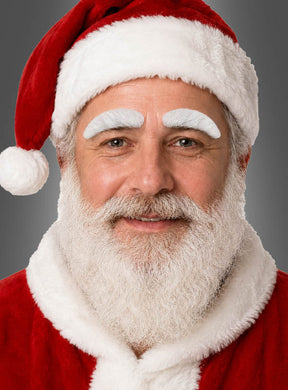 Ein Mann, der als Weihnachtsmann verkleidet ist – mit einer roten Mütze, selbstklebenden Augenbrauen und einem weißen Bart –, blickt vor einem schlichten grauen Hintergrund in die Kamera. Die „Weißen Augenbrauen für den Weihnachtsmann“ sind die perfekte Ergänzung für Ihr Weihnachtsmann-Kostüm und verleihen Ihnen einen authentischen Weihnachtslook.