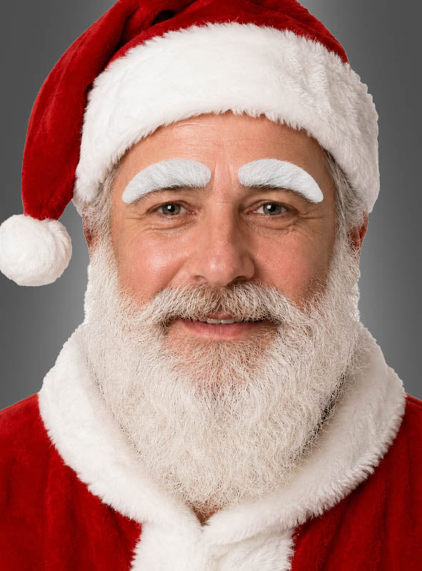 Ein Mann, der als Weihnachtsmann verkleidet ist – mit einer roten Mütze, selbstklebenden Augenbrauen und einem weißen Bart –, blickt vor einem schlichten grauen Hintergrund in die Kamera. Die „Weißen Augenbrauen für den Weihnachtsmann“ sind die perfekte Ergänzung für Ihr Weihnachtsmann-Kostüm und verleihen Ihnen einen authentischen Weihnachtslook.