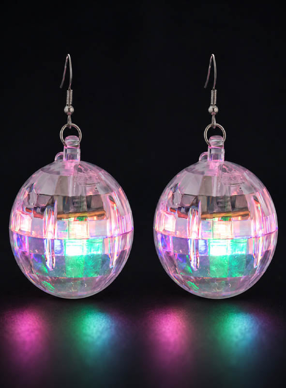 Ein Paar LED-Discokugel-Ohrringe, die wie Discokugeln mit bunten Lichtern gestaltet sind und vor einem schwarzen Hintergrund zur Geltung kommen – perfekt, um jedem 80er-Jahre-Kostüm Glanz zu verleihen.