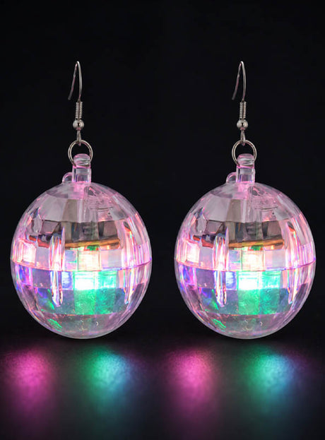 Ein Paar LED-Discokugel-Ohrringe, die wie Discokugeln mit bunten Lichtern gestaltet sind und vor einem schwarzen Hintergrund zur Geltung kommen – perfekt, um jedem 80er-Jahre-Kostüm Glanz zu verleihen.